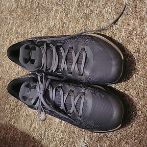 Men's Under Armour sneakers in really good condition!